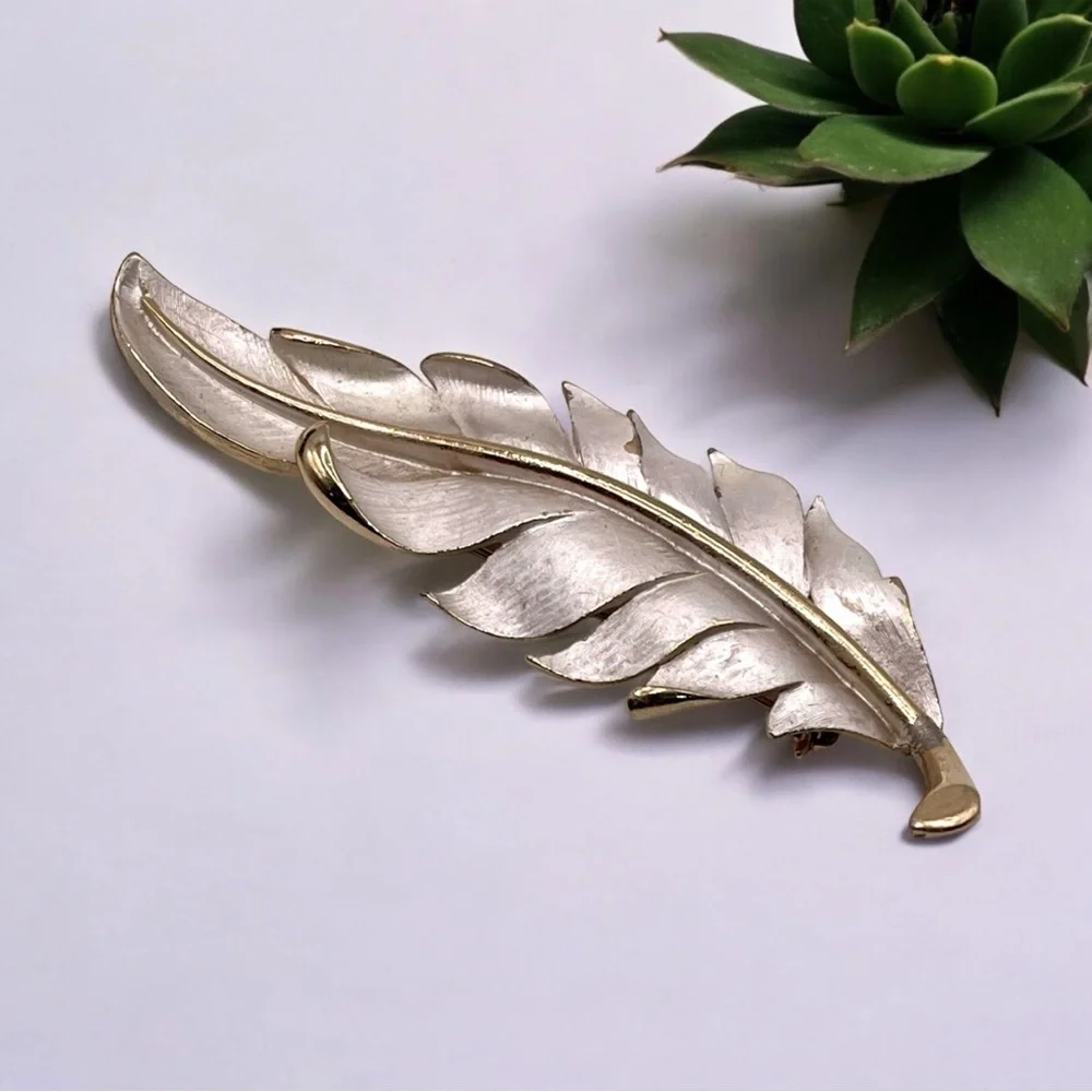 Fashionable Vintage Silver Tone Feather Leaf Statement Brooch Substantial Pc